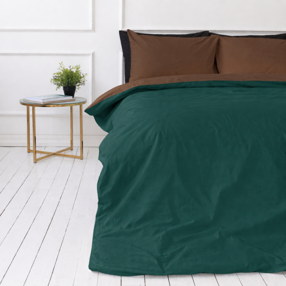 Bettwäsche set „Brunette Juniper“. Bettwäsche 155x200, 135/140x200 cm, 150x200 cm, 155/160x200 cm, 180x200 cm, 200x200 cm, 200x220 cm, 220x240 cm. Tiefgrünes bettwäsche-set mit schokoladenbraunen akzenten.