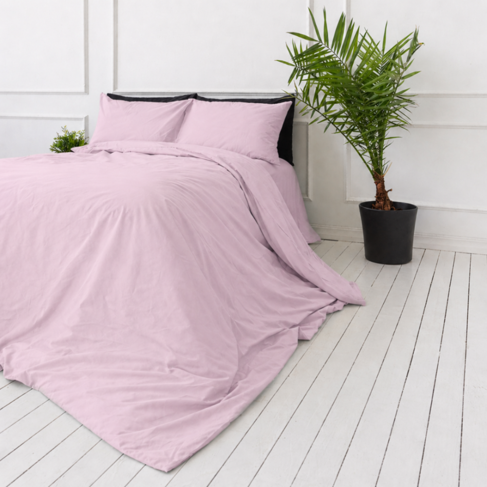 Bettwäsche set "Bubblegum". Bettwäsche einfarbig, 135/140x200 cm, 150x200 cm, 155/160x200 cm, 180x200 cm, 200x200 cm, 200x220 cm, 220x240 cm. Minimalistisches rosafarbenes bettwäsche-set in einem hellen raum. Bettwäsche set "Bubblegum". Bettwäsche einfarbig, 135/140x200 cm, 150x200 cm, 155/160x200 cm, 180x200 cm, 200x200 cm, 200x220 cm, 220x240 cm. Minimalistisches rosafarbenes bettwäsche-set in einem hellen raum.