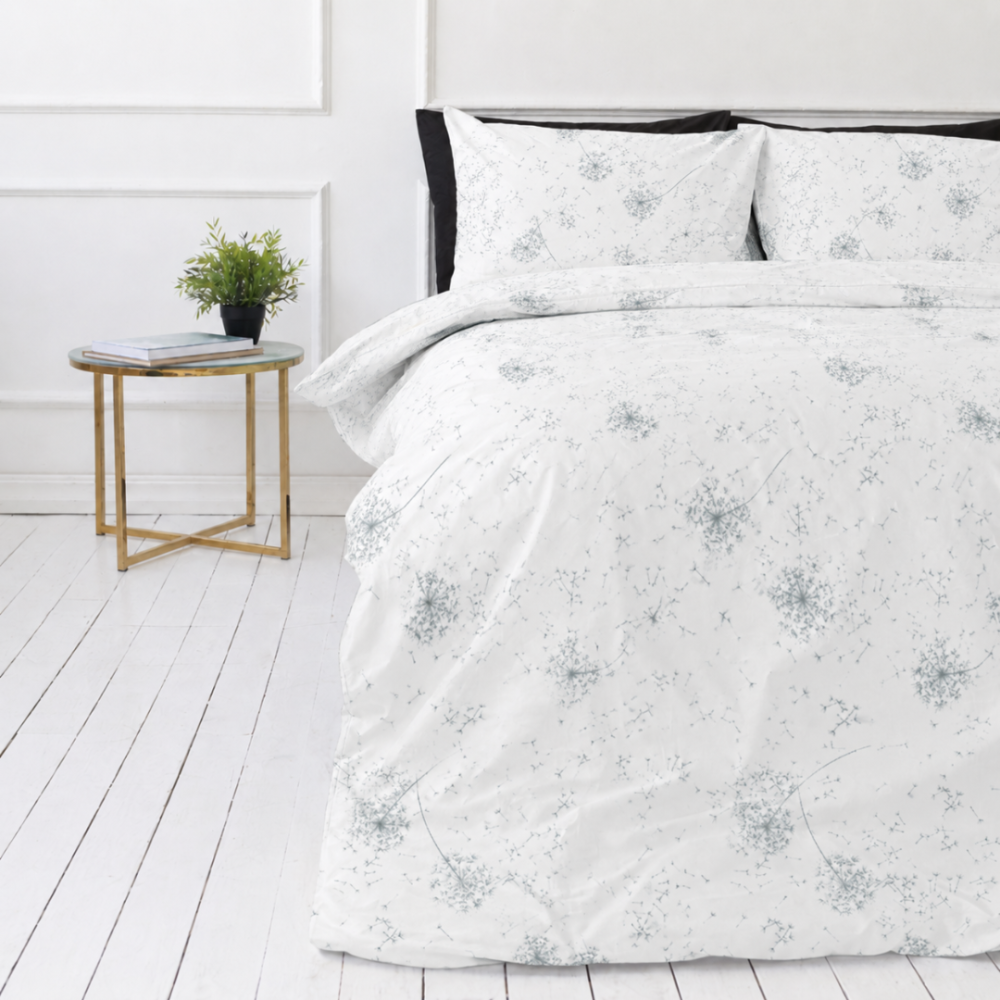 Bettwäsche set "Dandelion puff". Bettwäsche 155x200, 135/140x200 cm, 150x200 cm, 155/160x200 cm, 180x200 cm, 200x200 cm, 200x220 cm. Charmantes weißes bettwäscheset mit silbernen pusteblumen, die über das design schweben und einen hauch von magie verleihen.