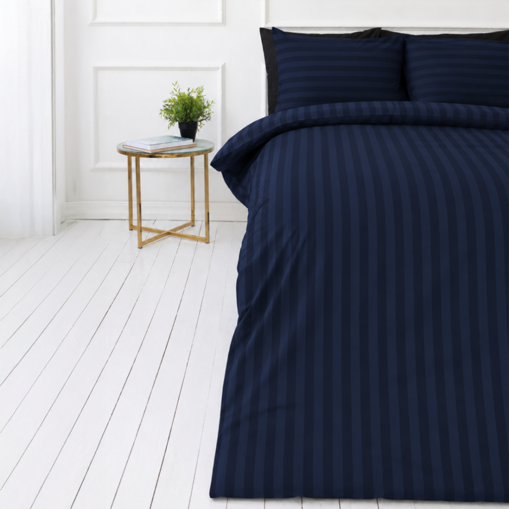 Bettwäsche set "Dark Blue Stripes". Gemusterte Bettwäsche, 135/140x200 cm, 155/160x200 cm, 200x200 cm, 200x220 cm. Luxuriöse dunkelblaue bettwäsche mit einem subtilen streifenmuster für einen modernen und stilvollen look. Bettwäsche set "Dark Blue Stripes". Gemusterte Bettwäsche, 135/140x200 cm, 155/160x200 cm, 200x200 cm, 200x220 cm. Luxuriöse dunkelblaue bettwäsche mit einem subtilen streifenmuster für einen modernen und stilvollen look.
