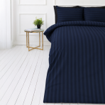 Bettwäsche set "Dark Blue Stripes". Gemusterte Bettwäsche, 135/140x200 cm, 155/160x200 cm, 200x200 cm, 200x220 cm. Luxuriöse dunkelblaue bettwäsche mit einem subtilen streifenmuster für einen modernen und stilvollen look. Bettwäsche set "Dark Blue Stripes". Gemusterte Bettwäsche, 135/140x200 cm, 155/160x200 cm, 200x200 cm, 200x220 cm. Luxuriöse dunkelblaue bettwäsche mit einem subtilen streifenmuster für einen modernen und stilvollen look.