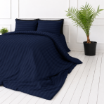 Bettwäsche set "Dark Blue Stripes". Gemusterte Bettwäsche, 135/140x200 cm, 155/160x200 cm, 200x200 cm, 200x220 cm. Verschönern sie ihr schlafzimmer mit dieser dunkelblauen bettwäschegarnitur, die durch ein schickes streifendesign akzentuiert wird. Bettwäsche set "Dark Blue Stripes". Gemusterte Bettwäsche, 135/140x200 cm, 155/160x200 cm, 200x200 cm, 200x220 cm. Verschönern sie ihr schlafzimmer mit dieser dunkelblauen bettwäschegarnitur, die durch ein schickes streifendesign akzentuiert wird.