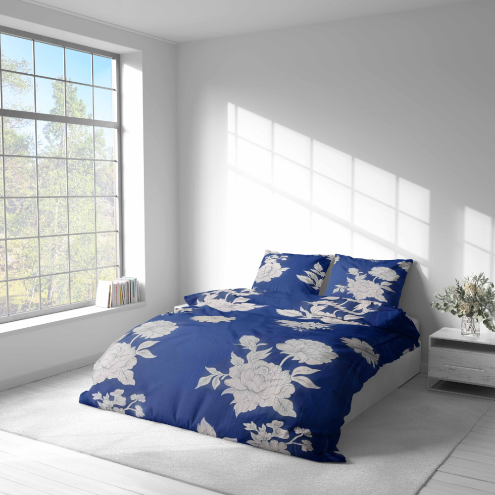 Bettwäsche set "Vast Blossom". Bettwäsche 140x200, 135/140x200 cm, 200x200 cm, 200x220 cm. Luxuriöse dunkelblaue bettwäschegarnitur mit großen hellen blumen für einen auffälligen kontrast.