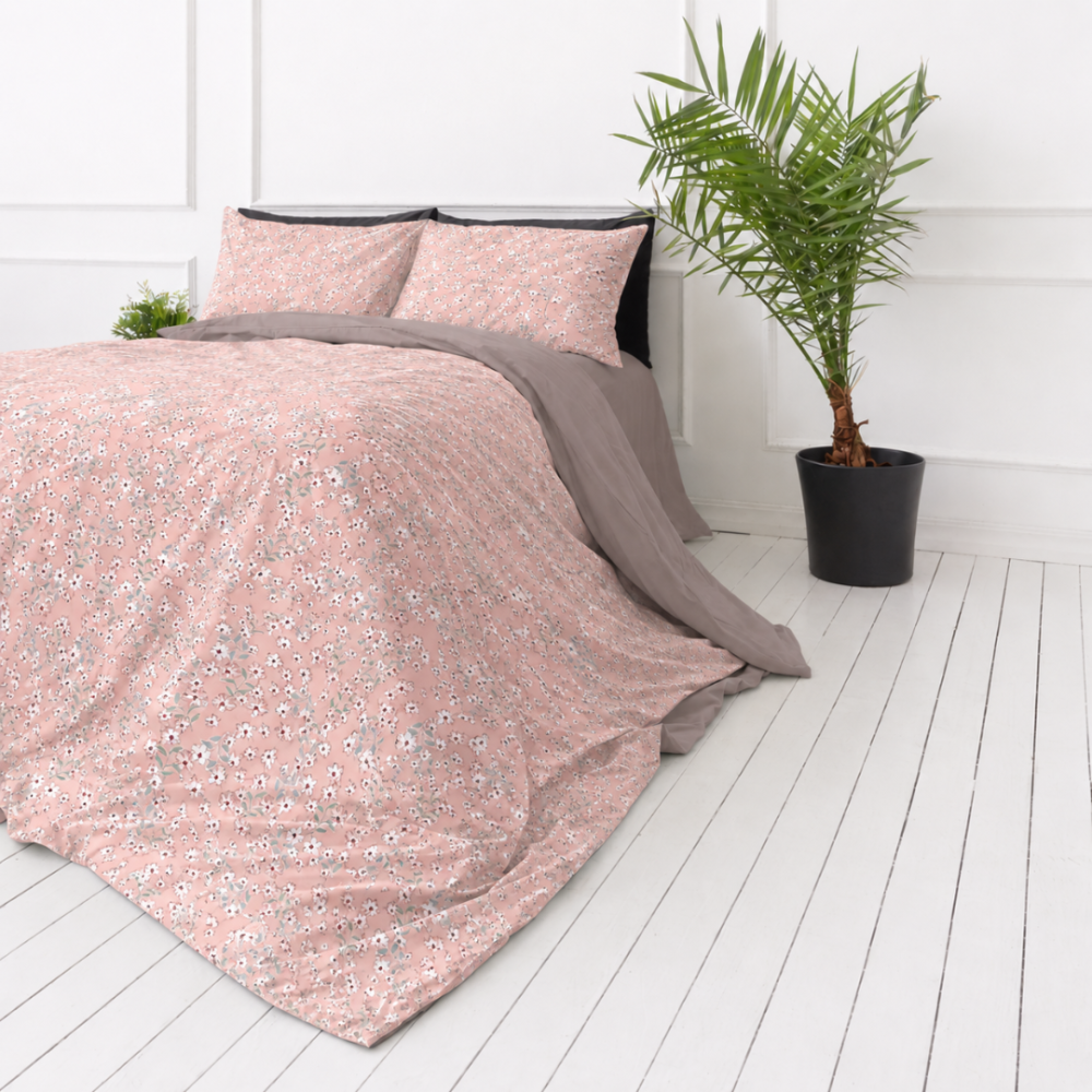 Bettwäsche set „Ditsy“. Rosa Bettwäsche, 135/140x200 cm, 200x200 cm, 200x220 cm. Bettwäsche-set mit rosa grund und zarten blumenmotiven Bettwäsche set „Ditsy“. Rosa Bettwäsche, 135/140x200 cm, 200x200 cm, 200x220 cm. Bettwäsche-set mit rosa grund und zarten blumenmotiven