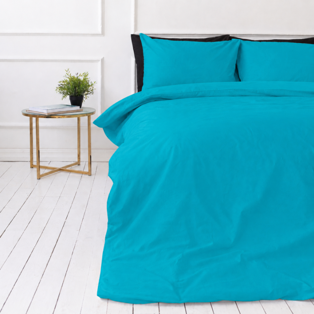Bettwäsche set "Dreamy Waters". Bettwäsche 155x200, 135/140x200 cm, 150x200 cm, 155/160x200 cm, 180x200 cm, 200x200 cm, 200x220 cm, 220x240 cm. Lebendiges cyanfarbenes bettawäscheset, das entwickelt wurde, um ihrem raum einen kühlen, beruhigenden touch zu verleihen – perfekt für ein modernes und ruhiges schlafzimmer.
