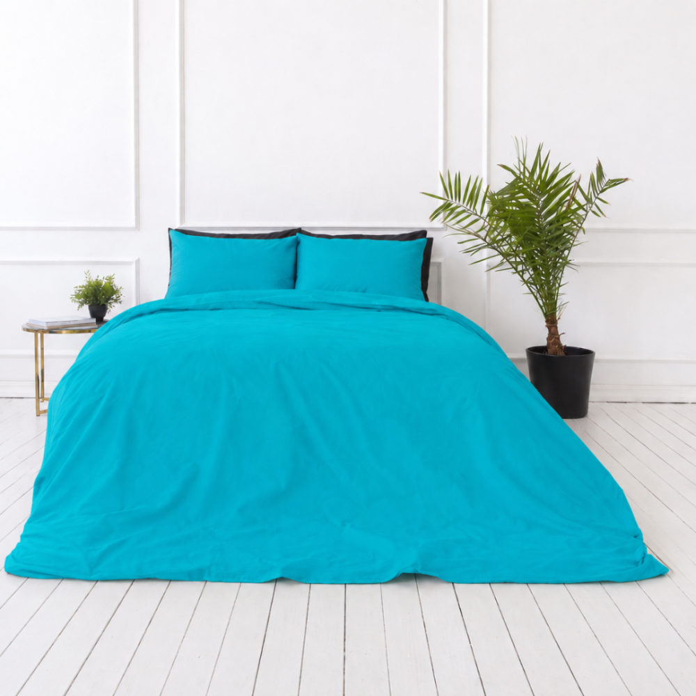 Bettwäsche set "Dreamy Waters". Bettwäsche 155x200, 135/140x200 cm, 150x200 cm, 155/160x200 cm, 180x200 cm, 200x200 cm, 200x220 cm, 220x240 cm. Weiches cyanfarbenes bettwäscheset mit klarem und scharfem design, ideal, um ihrem schlafzimmerdekor eine moderne, aber beruhigende stimmung zu verleihen.