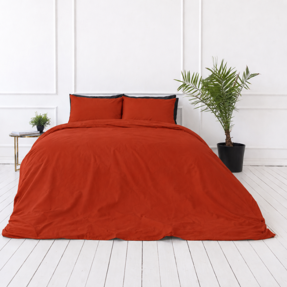 Bettwäsche set „Dry Tomato“. Bettwäsche einfarbig, 135/140x200 cm, 150x200 cm, 155/160x200 cm, 180x200 cm, 200x200 cm, 200x220 cm, 220x240 cm. Ausdrucksstarkes ziegelrotes bettwäsche-design mit gleichmäßiger farbgebung.