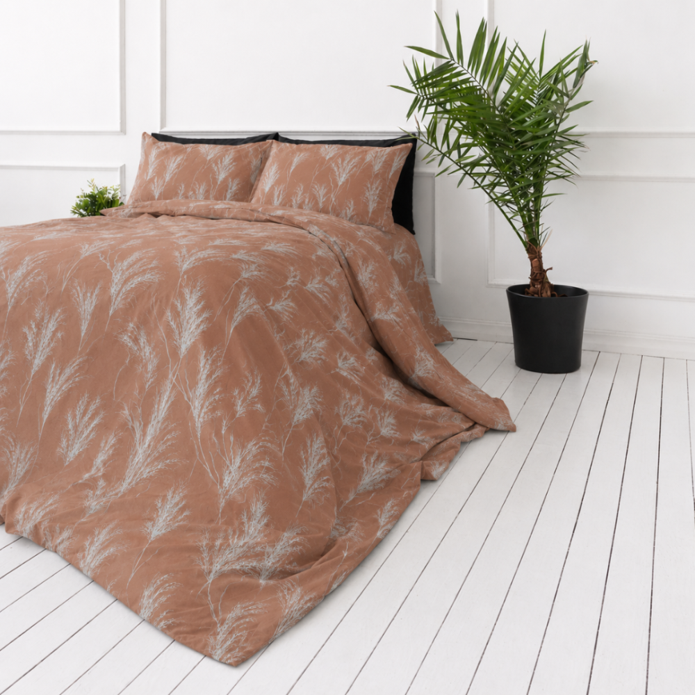 Bettwäsche set „Elara“. Bettwäsche 155x200, 135/140x200 cm, 150x200 cm, 155/160x200 cm, 180x200 cm, 200x200 cm, 200x220 cm, 220x240 cm. Bettwäsche-set mit einheitlichem braunpfirsichfarbenem hintergrund und hellen gräsern