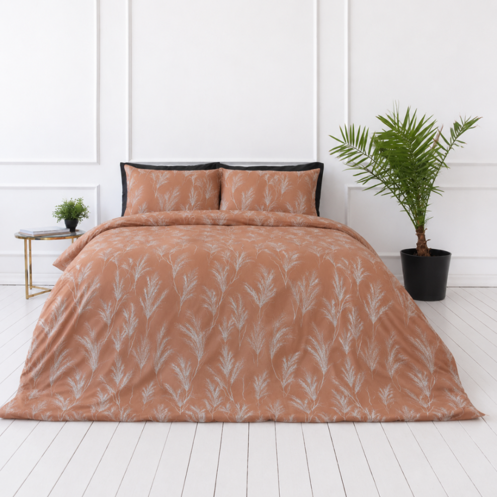 Bettwäsche set „Elara“. Bettwäsche 155x200, 135/140x200 cm, 150x200 cm, 155/160x200 cm, 180x200 cm, 200x200 cm, 200x220 cm, 220x240 cm. Sanft bräunliches bettwäsche-set mit subtilem weißem botanischem muster