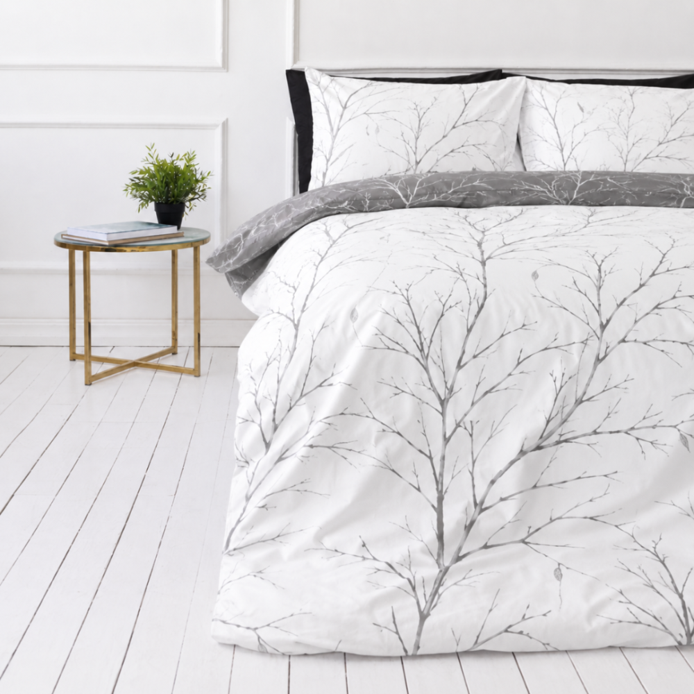 Bettwäsche set „Woodland Gray“. Gemusterte Bettwäsche, 135/140x200 cm, 200x200 cm, 200x220 cm. Weiße bettwäsche mit dezentem grauem baumzweigmuster Bettwäsche set „Woodland Gray“. Gemusterte Bettwäsche, 135/140x200 cm, 200x200 cm, 200x220 cm. Weiße bettwäsche mit dezentem grauem baumzweigmuster