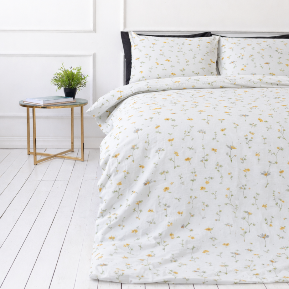 Bettwäsche set "Enigma". Bettwäsche 155x200, 100x140 cm, 135/140x200 cm, 150x200 cm, 155/160x200 cm, 180x200 cm, 200x200 cm, 200x220 cm, 220x240 cm. Elegantes weißes bettwäsche-set auf weißem grund mit zarten gelben gänseblümchen und weichen grünen stängeln.