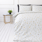 Bettwäsche set "Enigma". Bettwäsche 155x200, 100x140 cm, 135/140x200 cm, 150x200 cm, 155/160x200 cm, 180x200 cm, 200x200 cm, 200x220 cm, 220x240 cm. Elegantes weißes bettwäsche-set auf weißem grund mit zarten gelben gänseblümchen und weichen grünen stängeln.