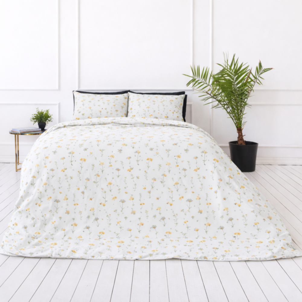 Bettwäsche set "Enigma". Bettwäsche 155x200, 100x140 cm, 135/140x200 cm, 150x200 cm, 155/160x200 cm, 180x200 cm, 200x200 cm, 200x220 cm, 220x240 cm. Zartes weißes bettwäsche-set mit romantischem feinem muster aus gelben blumen und grünlichen pflanzen.