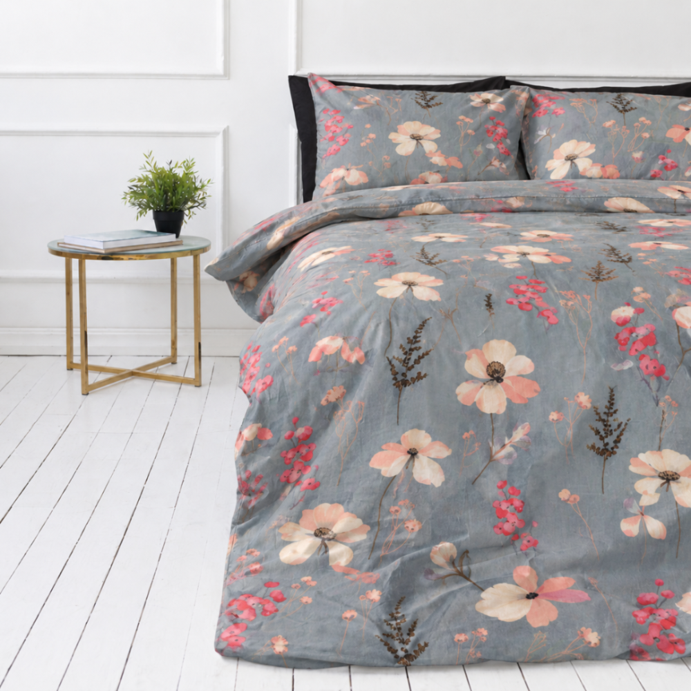 Bettwäsche set "Fleurine". Bettwäsche 155x200, 135/140x200 cm, 155x220 cm, 160x200 cm, 180x200 cm, 200x200 cm, 200x220 cm, 220x240 cm. Graues bettwäsche-set mit floralem muster und rosafarbenen details Bettwäsche set "Fleurine". Bettwäsche 155x200, 135/140x200 cm, 155x220 cm, 160x200 cm, 180x200 cm, 200x200 cm, 200x220 cm, 220x240 cm. Graues bettwäsche-set mit floralem muster und rosafarbenen details