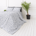 Bettwäsche set "Floral Dream". Gemusterte Bettwäsche, 135/140x200 cm, 200x200 cm, 200x220 cm. Bettwäsche-set mit weißem hintergrund und zartem blauem blumenmuster. Bettwäsche set "Floral Dream". Gemusterte Bettwäsche, 135/140x200 cm, 200x200 cm, 200x220 cm. Bettwäsche-set mit weißem hintergrund und zartem blauem blumenmuster.