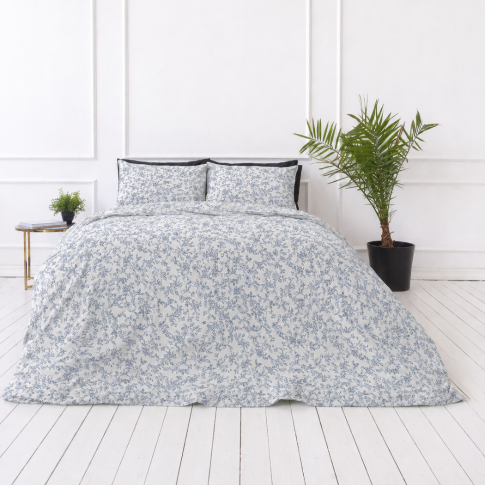 Bettwäsche set "Floral Dream". Gemusterte Bettwäsche, 135/140x200 cm, 200x200 cm, 200x220 cm. Weißes bettwäsche-set mit elegantem design aus kleinen bläulichen blüten. Bettwäsche set "Floral Dream". Gemusterte Bettwäsche, 135/140x200 cm, 200x200 cm, 200x220 cm. Weißes bettwäsche-set mit elegantem design aus kleinen bläulichen blüten.
