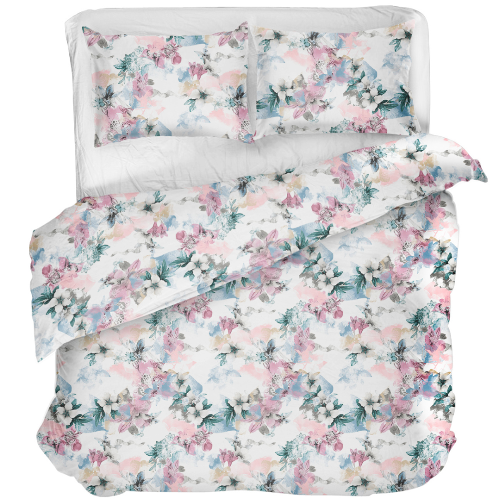 Bettwäsche set "Flowery Mosaic". Bettwäsche 140x200, 135/140x200 cm, 200x200 cm, 200x220 cm. Bettwäscheset mit buntem blumenmuster auf weißem hintergrund – rosa, blau und grün dominieren.