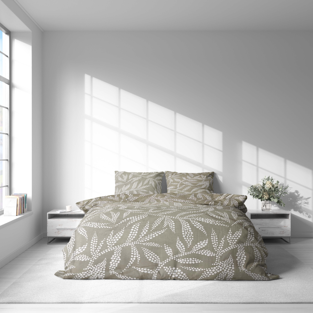 Bettwäsche set "Folk Harmony". Bettwäsche 140x200, 135/140x200 cm, 200x200 cm, 200x220 cm. Grüne und weiße blumen mit ethnischen mustern auf sandfarbenem bettwäsche-set, das eine ruhige atmosphäre schafft.