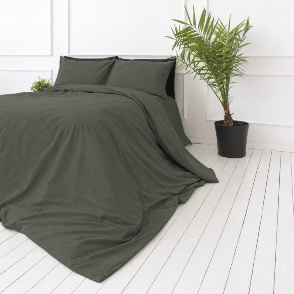 Bettwäsche set "Forest“. Bettwäsche einfarbig, 135/140x200 cm, 155x220 cm, 160x200 cm, 180x200 cm, 200x200 cm, 200x220 cm, 220x240 cm. Bettdecken- und kissenbezüge im gleichen dunkelgrünen, gräulichen farbton. Bettwäsche set "Forest“. Bettwäsche einfarbig, 135/140x200 cm, 155x220 cm, 160x200 cm, 180x200 cm, 200x200 cm, 200x220 cm, 220x240 cm. Bettdecken- und kissenbezüge im gleichen dunkelgrünen, gräulichen farbton.