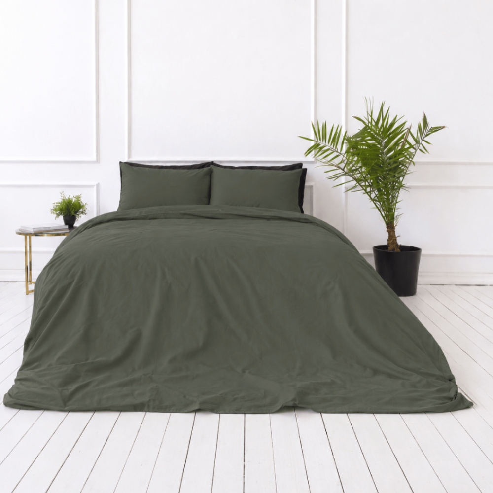 Bettwäsche set "Forest“. Bettwäsche einfarbig, 135/140x200 cm, 155x220 cm, 160x200 cm, 180x200 cm, 200x200 cm, 200x220 cm, 220x240 cm. Dunkelolivgrüne bettwäsche mit helleren und dunkleren tonübergängen in den falten. Bettwäsche set "Forest“. Bettwäsche einfarbig, 135/140x200 cm, 155x220 cm, 160x200 cm, 180x200 cm, 200x200 cm, 200x220 cm, 220x240 cm. Dunkelolivgrüne bettwäsche mit helleren und dunkleren tonübergängen in den falten.