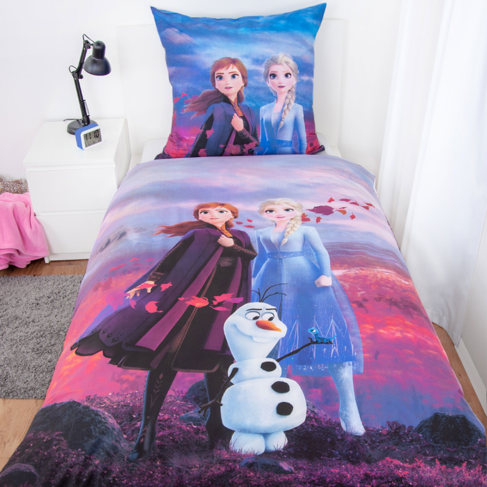 Bettwäsche set "Frozen“. Kinderbettwäsche, 135x200 cm. „frozen“-design mit anna, elsa, olaf und einem hintergrund in herbstfarben. Bettwäsche set "Frozen“. Kinderbettwäsche, 135x200 cm. „frozen“-design mit anna, elsa, olaf und einem hintergrund in herbstfarben.