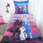Bettwäsche set "Frozen“. Kinderbettwäsche, 135x200 cm. „frozen“-design mit anna, elsa, olaf und einem hintergrund in herbstfarben. Bettwäsche set "Frozen“. Kinderbettwäsche, 135x200 cm. „frozen“-design mit anna, elsa, olaf und einem hintergrund in herbstfarben.