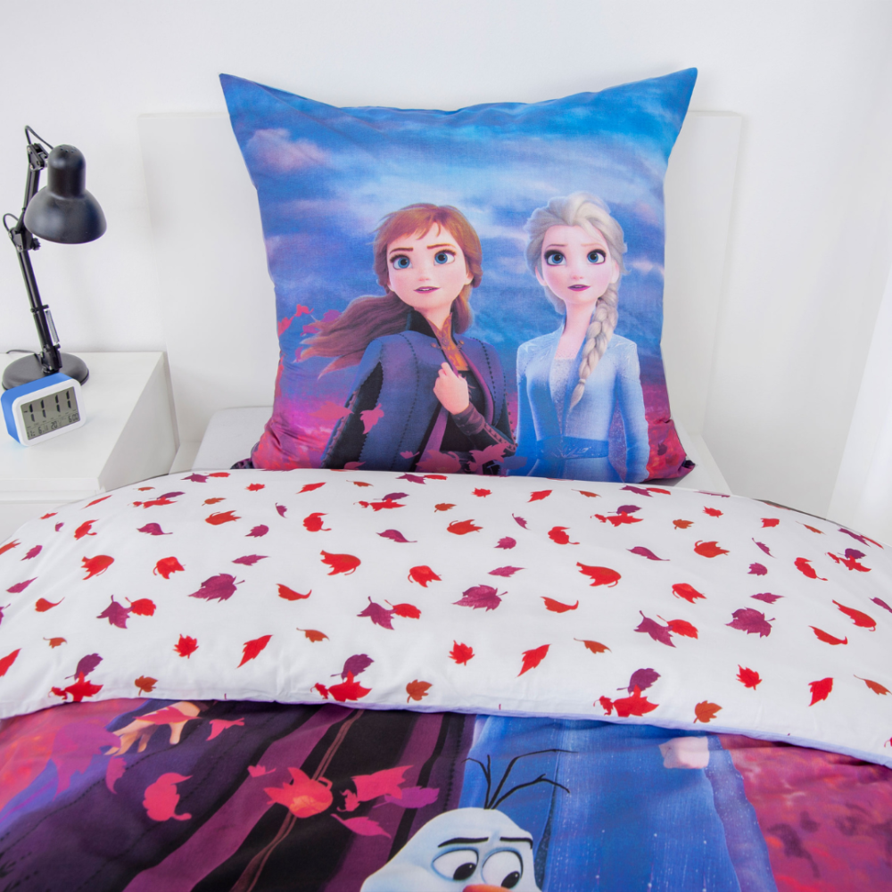 Bettwäsche set "Frozen“. Kinderbettwäsche, 135x200 cm. Weißes wendebettwäsche-set mit roten, violetten und orangefarbenen blättern. Bettwäsche set "Frozen“. Kinderbettwäsche, 135x200 cm. Weißes wendebettwäsche-set mit roten, violetten und orangefarbenen blättern.
