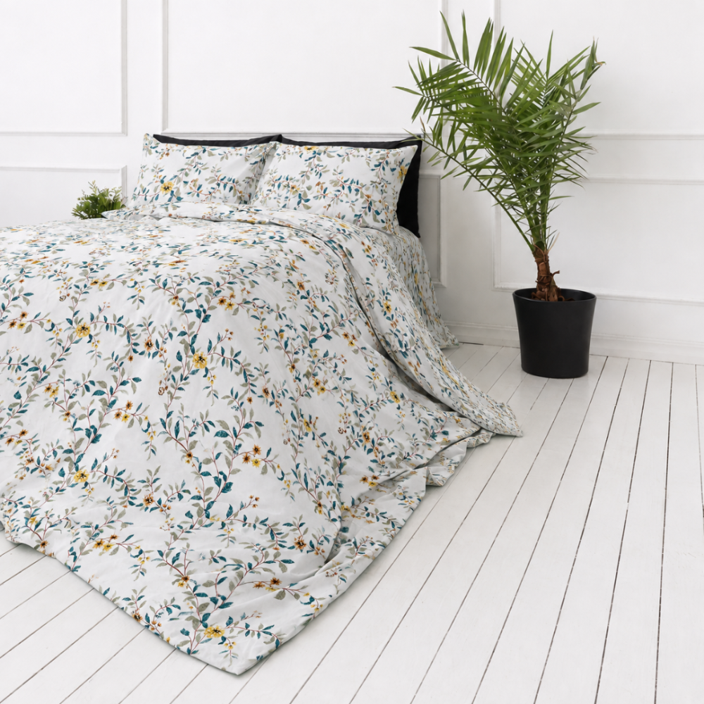 Bettwäsche set "Garden Bliss". Gemusterte Bettwäsche, 135/140x200 cm, 200x200 cm, 200x220 cm. Bettwäsche-set mit weißem hintergrund, teal-farbenen blättern und kleinen blüten.
