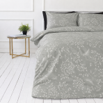 Bettwäsche set "Grandiflora". Graue Bettwäsche, 135/140x200 cm, 200x200 cm, 200x220 cm. Das design dieses bettwäsche-sets besteht aus einem grauen hintergrund mit weißen, filigranen pflanzenornamenten aus zweigen und blättern.