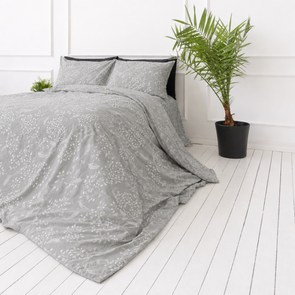 Bettwäsche set "Grandiflora". Graue Bettwäsche, 135/140x200 cm, 200x200 cm, 200x220 cm. Das design wird ergänzt durch harmonisch angeordnete weiße pflanzenmotive, in denen sich zweige und kleine blattgruppen verweben.