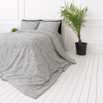 Bettwäsche set "Grandiflora". Graue Bettwäsche, 135/140x200 cm, 200x200 cm, 200x220 cm. Das design wird ergänzt durch harmonisch angeordnete weiße pflanzenmotive, in denen sich zweige und kleine blattgruppen verweben.