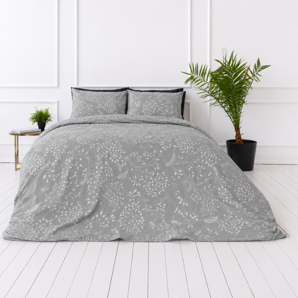 Bettwäsche set "Grandiflora". Graue Bettwäsche, 135/140x200 cm, 200x200 cm, 200x220 cm. In der komposition dominiert ein grauer hintergrund mit dezenten weißen pflanzenelementen, die dem muster eine elegante leichtigkeit verleihen.