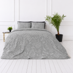 Bettwäsche set "Grandiflora". Graue Bettwäsche, 135/140x200 cm, 200x200 cm, 200x220 cm. In der komposition dominiert ein grauer hintergrund mit dezenten weißen pflanzenelementen, die dem muster eine elegante leichtigkeit verleihen.