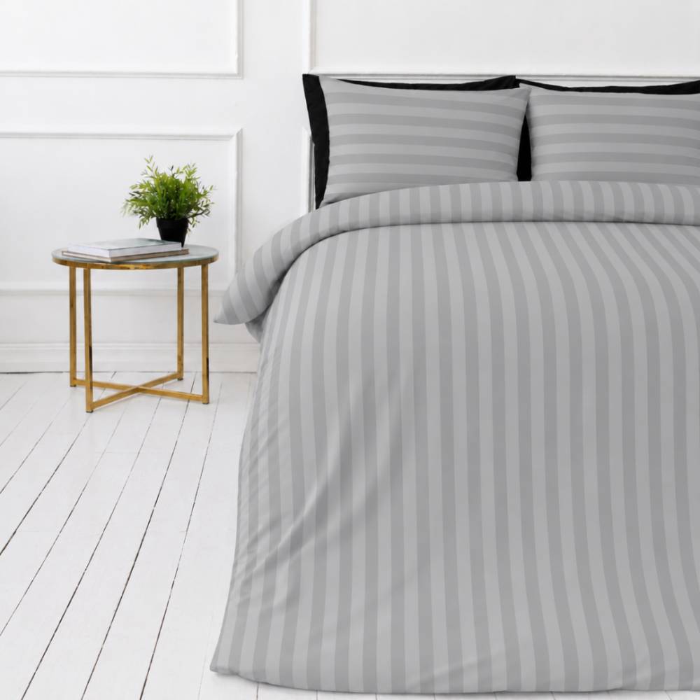 Bettwäsche set "Grey Stripes". Bettwäsche 135x200, 135/140x200 cm, 150x200 cm, 155/160x200 cm, 180x200 cm, 200x200 cm, 200x220 cm. Elegantes graues bettwäsche-set mit streifenmuster, das ihrem schlafbereich einen modernen und stilvollen touch verleiht. Bettwäsche set "Grey Stripes". Bettwäsche 135x200, 135/140x200 cm, 150x200 cm, 155/160x200 cm, 180x200 cm, 200x200 cm, 200x220 cm. Elegantes graues bettwäsche-set mit streifenmuster, das ihrem schlafbereich einen modernen und stilvollen touch verleiht.