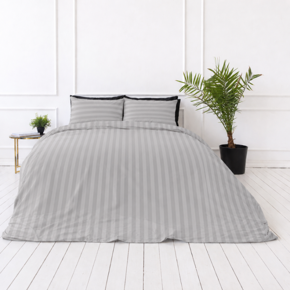 Bettwäsche set "Grey Stripes". Bettwäsche 135x200, 135/140x200 cm, 150x200 cm, 155/160x200 cm, 180x200 cm, 200x200 cm, 200x220 cm. Bettwäsche-set in weichem grauton mit klassischem streifenmuster, perfekt für ein elegantes und gemütliches schlafzimmer. Bettwäsche set "Grey Stripes". Bettwäsche 135x200, 135/140x200 cm, 150x200 cm, 155/160x200 cm, 180x200 cm, 200x200 cm, 200x220 cm. Bettwäsche-set in weichem grauton mit klassischem streifenmuster, perfekt für ein elegantes und gemütliches schlafzimmer.