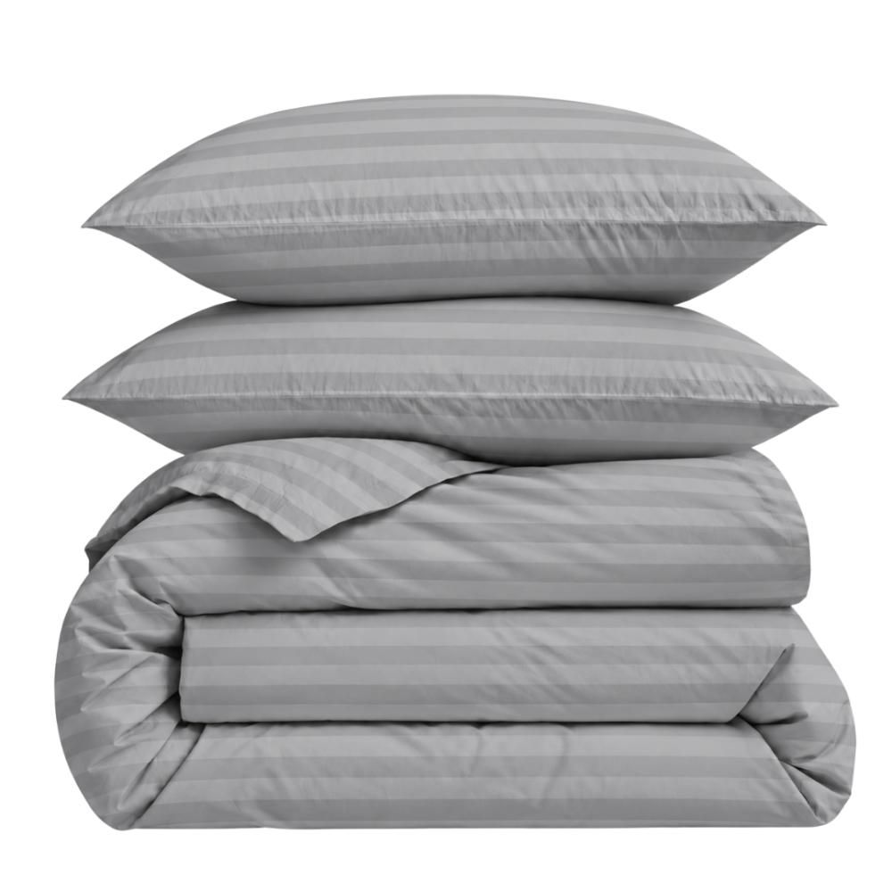 Bettwäsche set "Grey Stripes". Bettwäsche 135x200, 135/140x200 cm, 150x200 cm, 155/160x200 cm, 180x200 cm, 200x200 cm, 200x220 cm. Graues bettwäsche-set mit einem dezenten streifenmuster für einen zeitgemäßen und eleganten look in ihrem schlafzimmer. Bettwäsche set "Grey Stripes". Bettwäsche 135x200, 135/140x200 cm, 150x200 cm, 155/160x200 cm, 180x200 cm, 200x200 cm, 200x220 cm. Graues bettwäsche-set mit einem dezenten streifenmuster für einen zeitgemäßen und eleganten look in ihrem schlafzimmer.