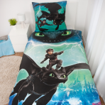 Bettwäsche set "How to train your dragon“. Kinderbettwäsche, 135x200 cm. Bettwäsche in blau-, grün- und schwarztönen mit drachen, reiter und blitzen. Bettwäsche set "How to train your dragon“. Kinderbettwäsche, 135x200 cm. Bettwäsche in blau-, grün- und schwarztönen mit drachen, reiter und blitzen.