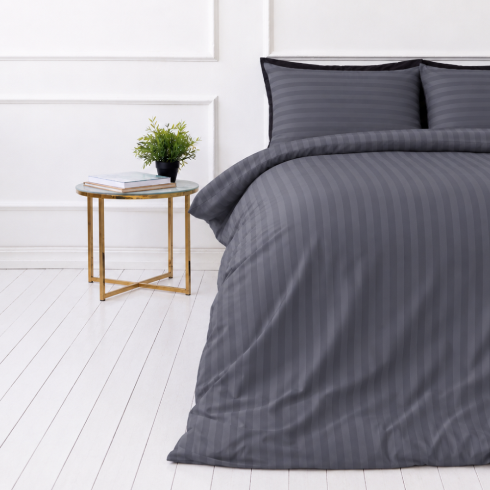 Bettwäsche set "Iron Stripes". Graue Bettwäsche, 135/140x200 cm, 155/160x200 cm, 200x200 cm, 200x220 cm. Bettwäscheset in dunkelgrau mit eleganten streifen, das modernität und reinheit vermittelt. Bettwäsche set "Iron Stripes". Graue Bettwäsche, 135/140x200 cm, 155/160x200 cm, 200x200 cm, 200x220 cm. Bettwäscheset in dunkelgrau mit eleganten streifen, das modernität und reinheit vermittelt.