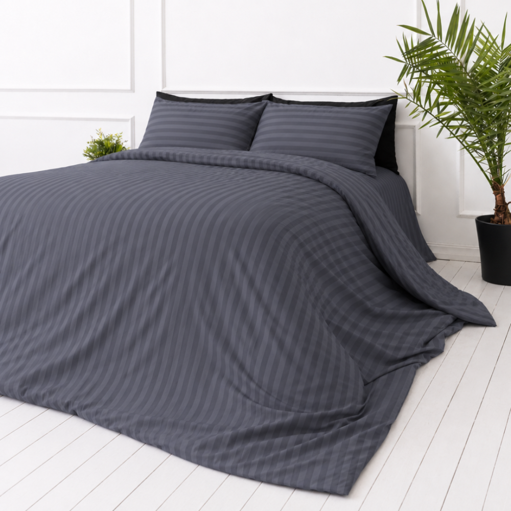Bettwäsche set "Iron Stripes". Graue Bettwäsche, 135/140x200 cm, 155/160x200 cm, 200x200 cm, 200x220 cm. Sanft glänzendes dunkelgraues bettwäscheset mit vertikalen streifen, ideal für jedes schlafzimmerinterieur. Bettwäsche set "Iron Stripes". Graue Bettwäsche, 135/140x200 cm, 155/160x200 cm, 200x200 cm, 200x220 cm. Sanft glänzendes dunkelgraues bettwäscheset mit vertikalen streifen, ideal für jedes schlafzimmerinterieur.