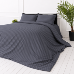 Bettwäsche set "Iron Stripes". Graue Bettwäsche, 135/140x200 cm, 155/160x200 cm, 200x200 cm, 200x220 cm. Sanft glänzendes dunkelgraues bettwäscheset mit vertikalen streifen, ideal für jedes schlafzimmerinterieur. Bettwäsche set "Iron Stripes". Graue Bettwäsche, 135/140x200 cm, 155/160x200 cm, 200x200 cm, 200x220 cm. Sanft glänzendes dunkelgraues bettwäscheset mit vertikalen streifen, ideal für jedes schlafzimmerinterieur.