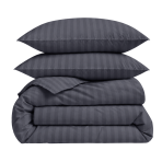 Bettwäsche set "Iron Stripes". Graue Bettwäsche, 135/140x200 cm, 155x220 cm, 160x200 cm, 180x200 cm, 200x200 cm, 200x220 cm. Dunkelgraues bettwäscheset mit subtilen vertikalen streifen, das einen eleganten und minimalistischen eindruck hinterlässt.