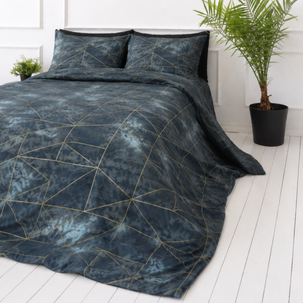 Bettwäsche set „Isolde“. Bettwäsche 155x200, 135/140x200 cm, 150x200 cm, 155/160x200 cm, 180x200 cm, 200x200 cm, 200x220 cm, 220x240 cm. Dunkelblauer stoff mit geometrischem linienmuster in gold Bettwäsche set „Isolde“. Bettwäsche 155x200, 135/140x200 cm, 150x200 cm, 155/160x200 cm, 180x200 cm, 200x200 cm, 200x220 cm, 220x240 cm. Dunkelblauer stoff mit geometrischem linienmuster in gold