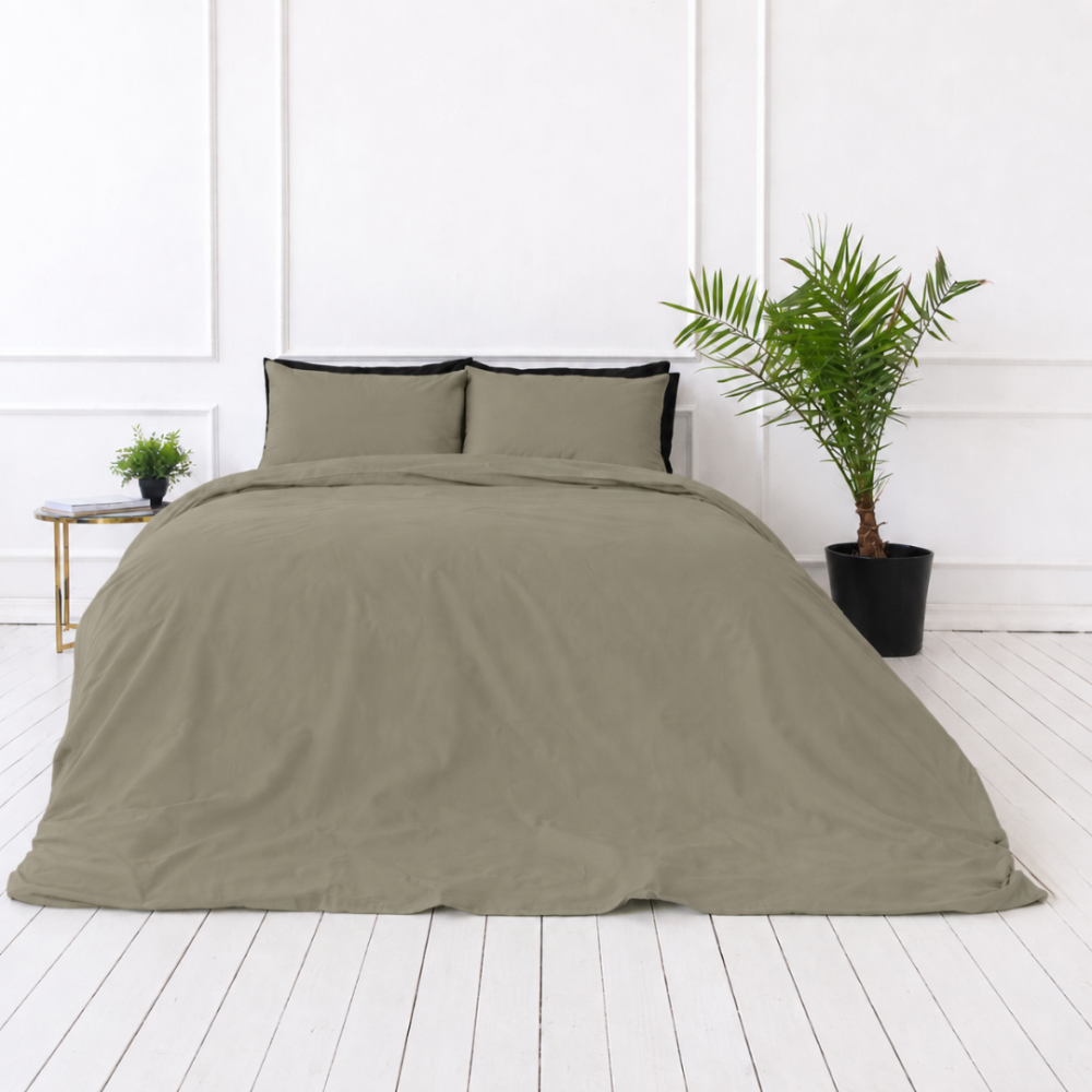 Bettwäsche set „Khaki Grey“. Bettwäsche einfarbig, 135/140x200 cm, 150x200 cm, 155/160x200 cm, 180x200 cm, 200x200 cm, 200x220 cm, 220x240 cm. Subtiles bettwäsche-design in khakigrau für ein modernes schlafzimmer.