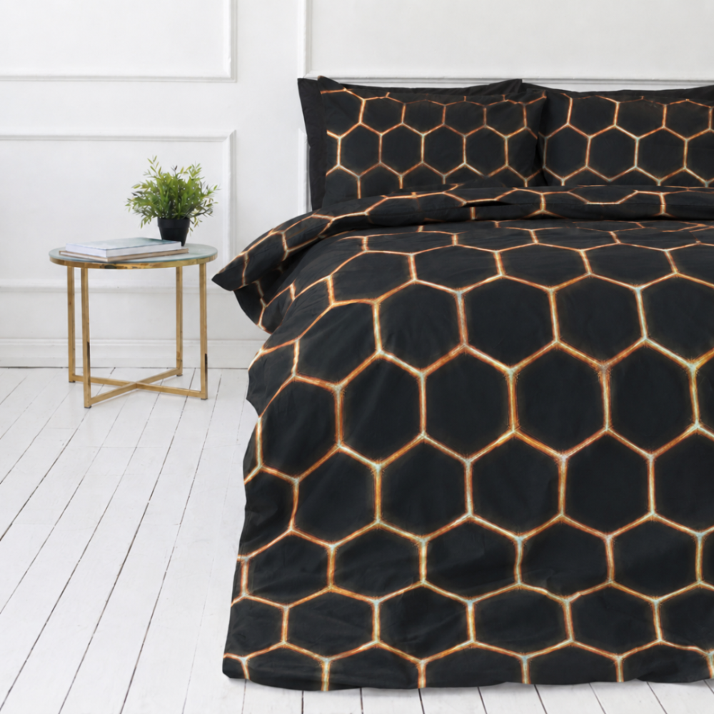 Bettwäsche set "Lavahive". Schwarze Bettwäsche, 135/140x200 cm, 150x200 cm, 155/160x200 cm, 180x200 cm, 200x200 cm, 200x220 cm. Elegantes schwarzes bettwäscheset mit bienenstockähnlichem funkenmuster. Bettwäsche set "Lavahive". Schwarze Bettwäsche, 135/140x200 cm, 150x200 cm, 155/160x200 cm, 180x200 cm, 200x200 cm, 200x220 cm. Elegantes schwarzes bettwäscheset mit bienenstockähnlichem funkenmuster.