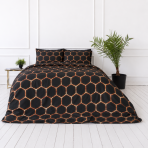 Bettwäsche set "Lavahive". Schwarze Bettwäsche, 135/140x200 cm, 150x200 cm, 155/160x200 cm, 180x200 cm, 200x200 cm, 200x220 cm. Schickes bettwäscheset mit bienenstockartigen funken auf schwarzem hintergrund. Bettwäsche set "Lavahive". Schwarze Bettwäsche, 135/140x200 cm, 150x200 cm, 155/160x200 cm, 180x200 cm, 200x200 cm, 200x220 cm. Schickes bettwäscheset mit bienenstockartigen funken auf schwarzem hintergrund.