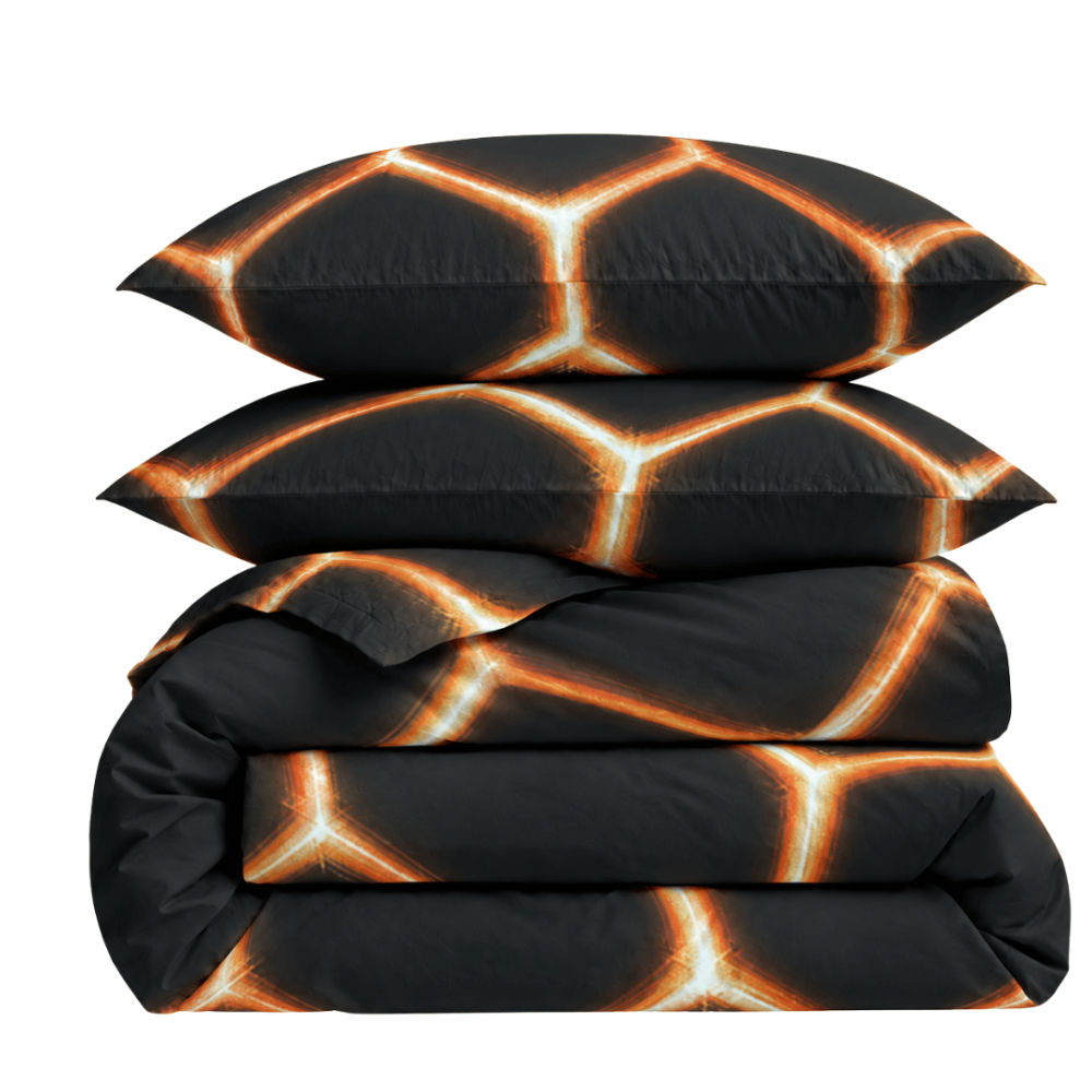 Bettwäsche set "Lavahive". Schwarze Bettwäsche, 135/140x200 cm, 155x220 cm, 160x200 cm, 180x200 cm, 200x200 cm, 200x220 cm. Elegantes bettwäscheset mit bienenstockartigen funken auf schwarz. Bettwäsche set "Lavahive". Schwarze Bettwäsche, 135/140x200 cm, 155x220 cm, 160x200 cm, 180x200 cm, 200x200 cm, 200x220 cm. Elegantes bettwäscheset mit bienenstockartigen funken auf schwarz.