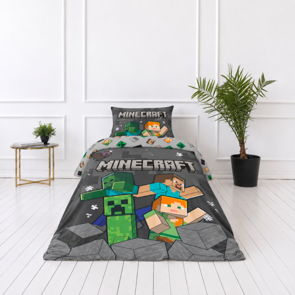 Bettwäsche set "Minecraft“. Kinderbettwäsche, 135x200 cm. Hellgraue bettwäscheseite mit einem muster aus bunten, quadratischen minecraft-gesichtern. Bettwäsche set "Minecraft“. Kinderbettwäsche, 135x200 cm. Hellgraue bettwäscheseite mit einem muster aus bunten, quadratischen minecraft-gesichtern.