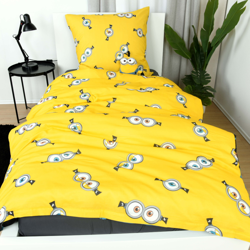Bettwäsche set "Minions". Kinderbettwäsche, 135x200 cm. Wendbares minions-design – gelbes kleinmuster und schwarz-blaues motiv mit figuren