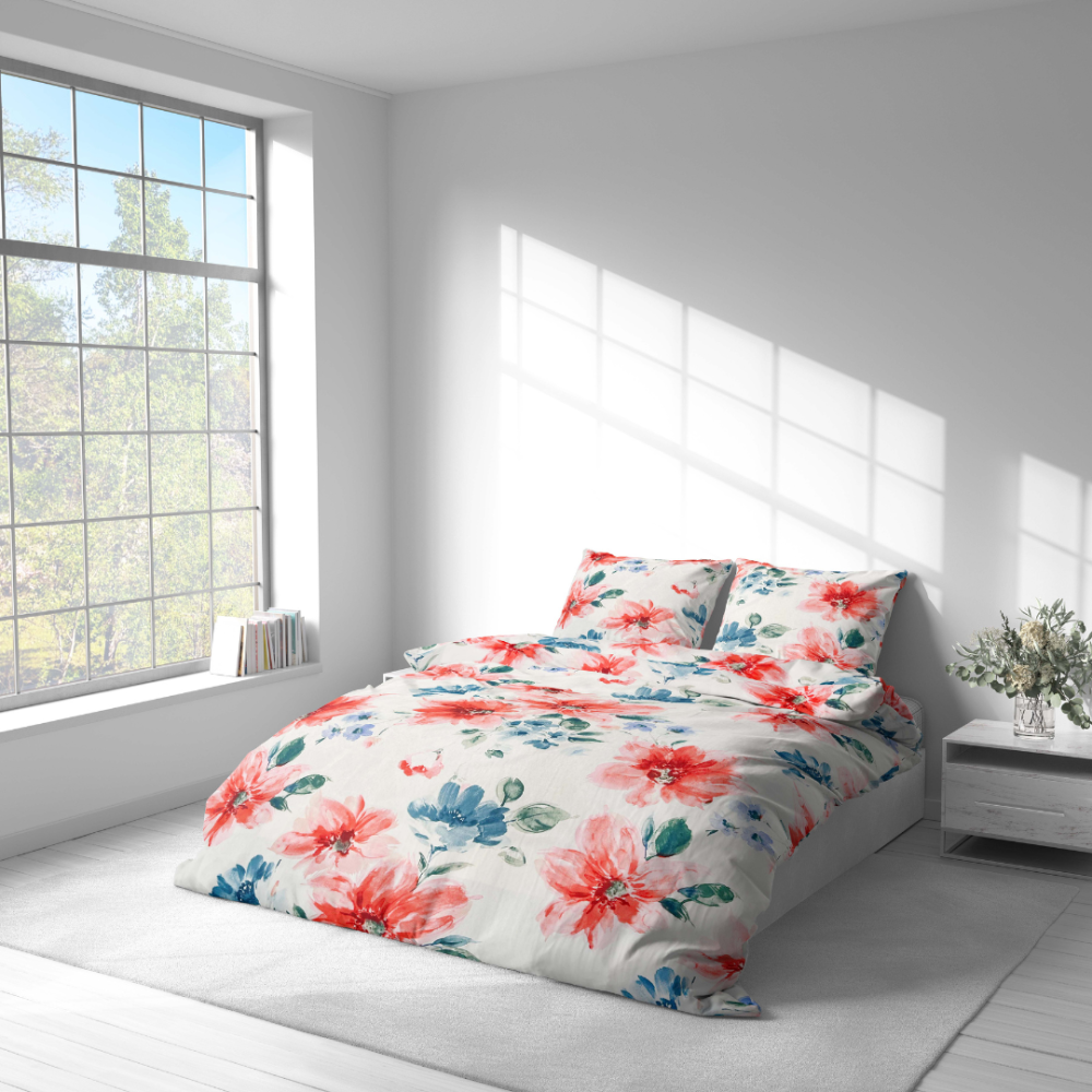 Bettwäsche set "Miraflores". Bettwäsche 140x200, 135/140x200 cm, 155/160x200 cm, 200x200 cm, 200x220 cm, 220x240 cm. Romantisches stoffdesign mit großen korallfarbenen und blauen blüten auf hellem hintergrund.