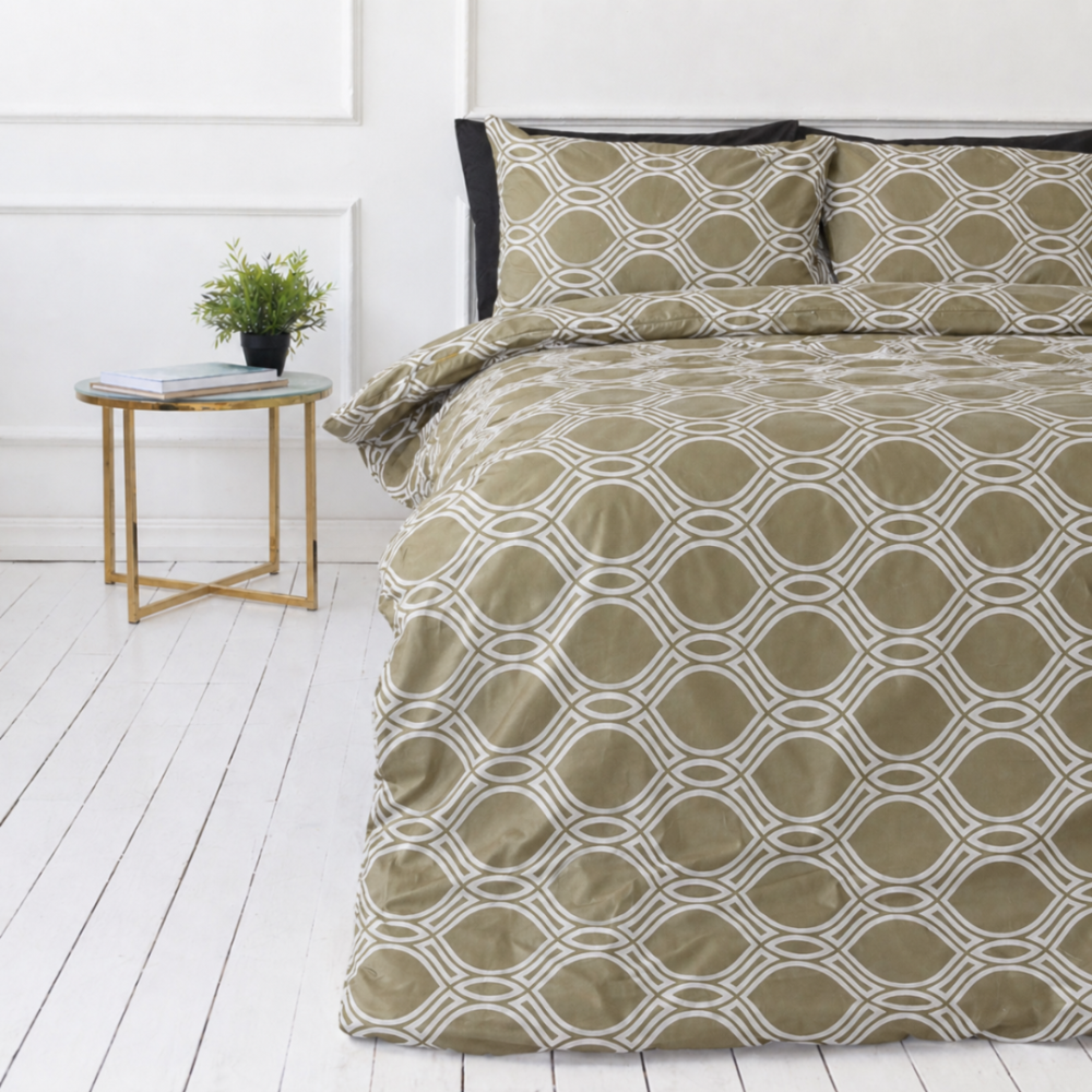 Bettwäsche set "Olive Orbit". Bettwäsche 155x200, 135/140x200 cm, 150x200 cm, 155/160x200 cm, 180x200 cm, 200x200 cm, 200x220 cm, 220x240 cm. Bettwäsche mit verschlungenem linienmuster auf olivgrünem hintergrund Bettwäsche set "Olive Orbit". Bettwäsche 155x200, 135/140x200 cm, 150x200 cm, 155/160x200 cm, 180x200 cm, 200x200 cm, 200x220 cm, 220x240 cm. Bettwäsche mit verschlungenem linienmuster auf olivgrünem hintergrund